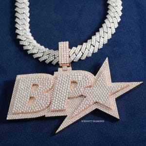 Colgante de moissanita VVS personalizado en oro rosa de 14 quilates con toques de hip hop. Pasa el probador de diamantes. Personaliza cualquier letra.