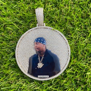 Colgante con memoria de moissanita VVS de 7,4 cm, con engaste de panal, colgante circular de moissanita, dije para hombre de 16 quilates con acabado brillante, probador de diamantes aprobado.