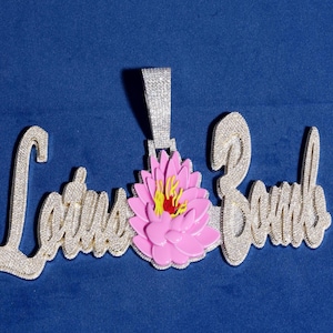 Colgante de moissanita personalizado en plata 925, dije de moissanita personalizado con esmalte de loto, joyería de rapero, probador de diamantes aprobado, regalo de cumpleaños