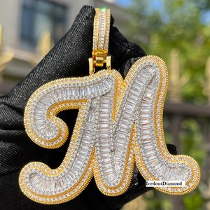 Pingente de moissanite personalizado, joias personalizadas masculinas, qualquer letra, pingente de moissanite baguette, testador de diamante, pingente de carta masculino