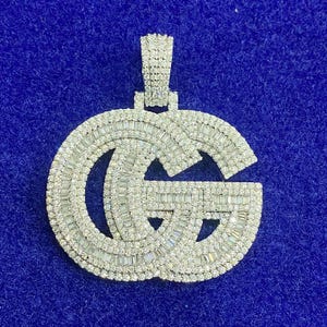 Colgante de moissanita personalizado de 5,7 cm de alto. Dije unisex de moissanita personalizado. Probador de diamantes aprobado. Moissanita baguette y redonda.