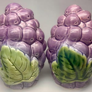 Vintage (Japan) Salt & Pepper Shakers - &quot;Purple Grapes&quot; - Excellent Clean Condition!