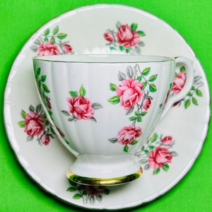 ROYAL GRAFTON - Xícara e Pires - Porcelana Fina - Padrão Rosa! Como Novo!