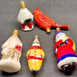 Quattro (4) lampadine di Natale vintage in vetro di latte - (Giappone) - (anni '30 / '40) Clown, 2 case, 1 Babbo Natale E 1 uccello di plastica rosso, (non testato)