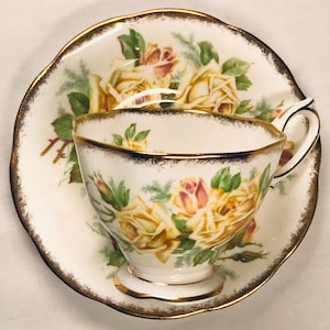 Royal Albert - Tea Rose - Cup & Saucer - England Bone China (#839056) - Vintage in Lovely Condition!