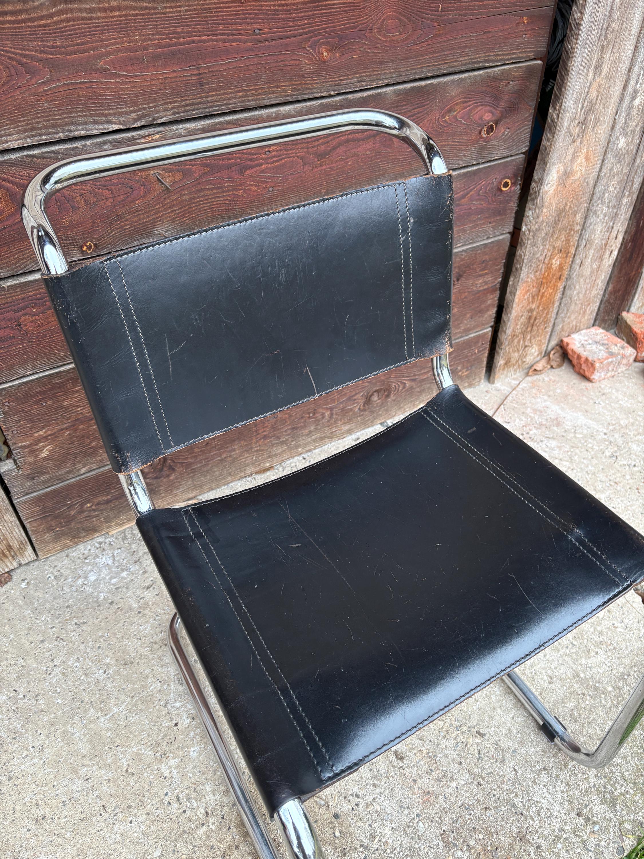 ヴィンテージ バウハウス カンチレバーチェア – ブラックレザー