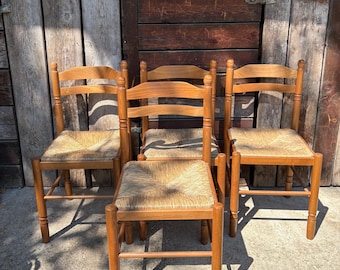 4er Set Vintage French Country Esszimmerstühle | Massivholz-Stühle mit Leiter-Rückenlehnen und handgewebten Rush-Sitzen | Bauernhaus