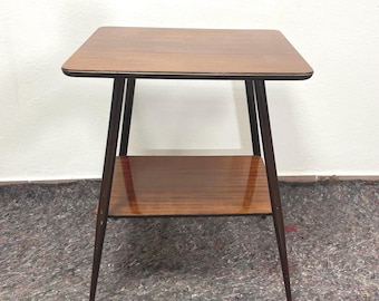 Italienskt sidobord i modern stil från mitten av århundradet, valnöt och metall, retroinredning från 1960-talet