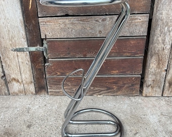 Taburetes de bar vintage, estilo Bauhaus, sillas modernas de metal cromado de mediados de siglo.