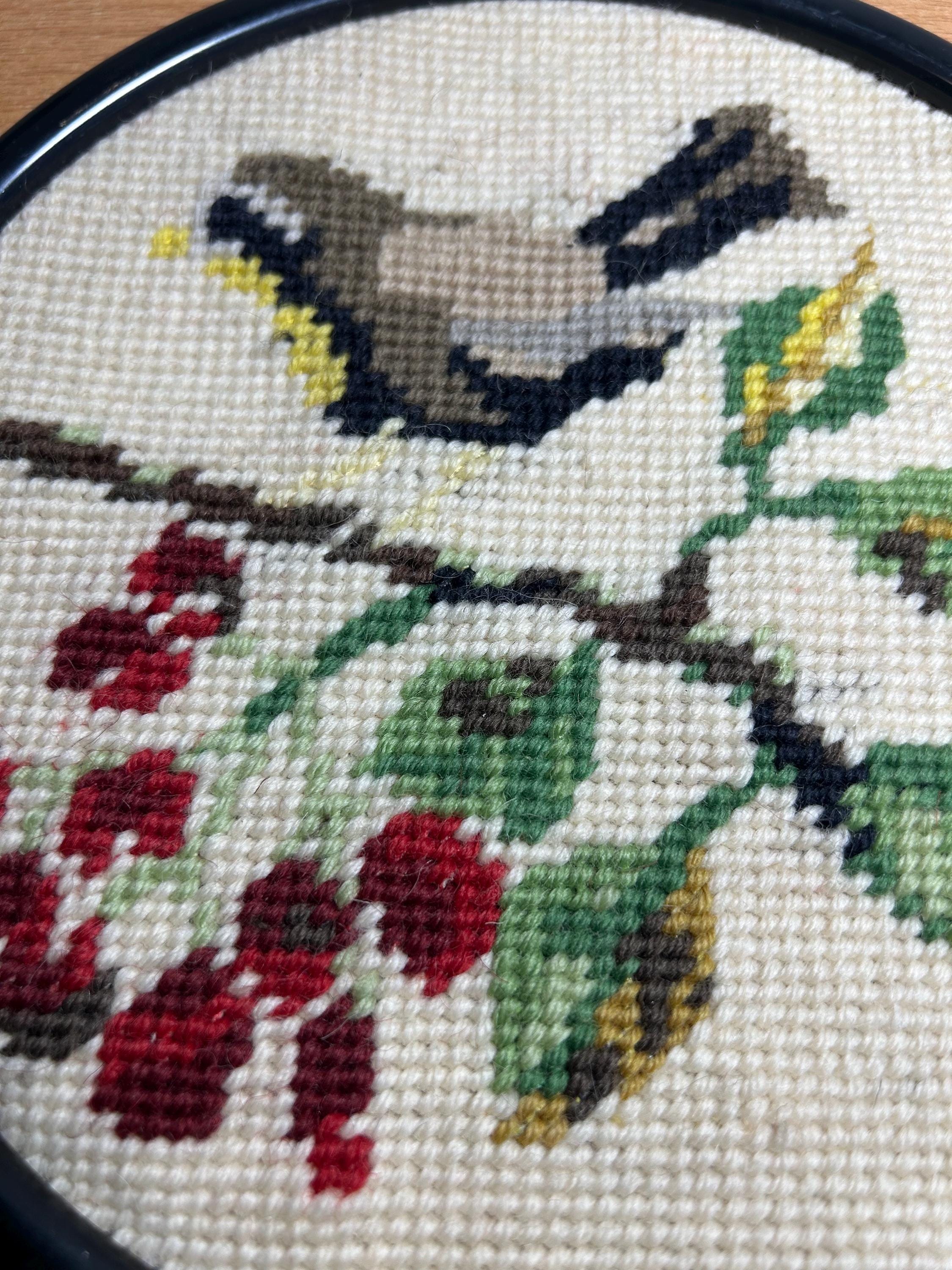 ヴィンテージ デンマーク クロスステッチ、鳥と花の刺繍、1970年代の壁