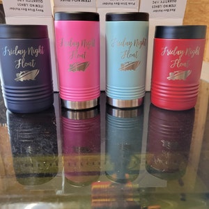 Peut inclure: Quatre porte-boissons isothermes avec une finition en acier inoxydable. Les porte-boissons sont en bleu marine, rose, turquoise et rouge. Chaque porte-boissons porte le texte "Friday Night Float" avec un petit graphique de bateau.