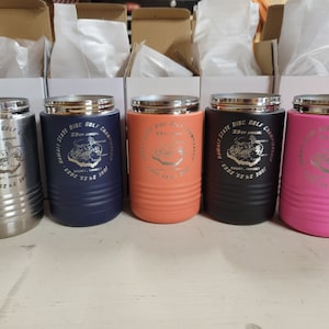 Peut inclure: Cinq gobelets isothermes en acier inoxydable avec une finition argent, bleu marine, orange, noir et rose. Chaque gobelet pr&eacute;sente un motif circulaire avec le texte "Hawaii State Disc Golf Championships 29th Annual" et un graphique d'un parcours de disc golf.
