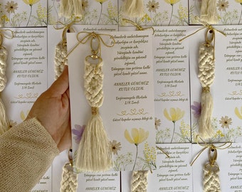Gift for guest | Boho macrame keychain | Bohemian daisy macrame keychain |  Boho Keyring | Backpack Charm | Bridesmaid Gifts