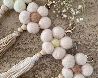 10 Pcs/ Felt daisy keychain/ Daisy birthday favor/ Tassel keychain/ Daisy concept favors/ Bachelorette Party Favors/ Felt wool daisy favors/