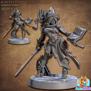 Può includere: Una miniatura grigia di una guerriera, etichettata "Blasphemia + Cultist Pinup". La figura è alta 4,1 cm e tiene una spada e un libro. La figura indossa un'armatura e un mantello con cappuccio. L'immagine include una versione più piccola della figura.