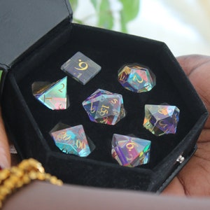 Handgefertigtes Dichroic Prism Glas Würfel Set: Scharfkantige D&D-Würfel
