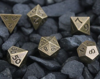 Winziges DnD-Würfelset aus bronzefarbenem Metall mit Gravur für DnD- und RPG-Spiele
