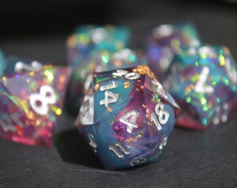 Golden Petals Sharp Edge Dice Set: Handgjorda TTRPG-tärningar