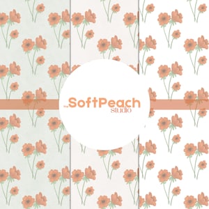 Op de afbeelding: Een herhalend patroon van oranje bloemen met groene stelen en bladeren op een lichte achtergrond. De bloemen hebben meerdere bloemblaadjes en zijn gegroepeerd. De tekst "SoftPeach studio" staat in een witte cirkel.