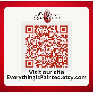 Pu&ograve; includere: Un grafico rettangolare bianco con un codice QR rosso e il testo "Visit our site EverythingIsPainted.etsy.com" su sfondo rosso. Il grafico include anche il testo "Pallas Creations".