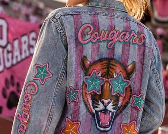 Giacca di jeans con mascotte dipinta a mano / Giacca per lo spirito di squadra / Giacca personalizzata con strass per lo spirito scolastico / Outfit per il giorno della partita / Pezzo unico