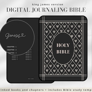 Puede incluir: Una Biblia digital para llevar un diario con una cubierta negra y un patrón de corazones. La cubierta tiene las palabras "HOLY BIBLE" en un óvalo blanco. La Biblia está abierta en el libro de Génesis, con una lista de capítulos.