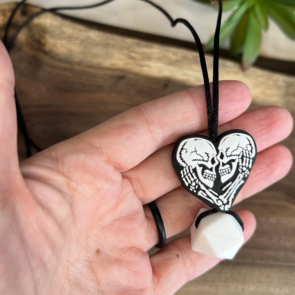 Adult Fidget skull heart bead Silicone Chewelry pendant gift set, adhd, autism, Fidget necklace, Beaded Pen, Keychain, sensory