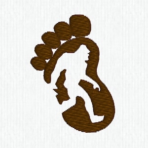 Könnte beinhalten: Brauner Fußabdruck mit einer Silhouette eines Bigfoots im Inneren. Der Fußabdruck ist eine einfache Umrandung mit einer abgerundeten Zehe.