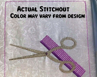 Może przedstawiać: Haftowany wzór przedstawiający parę złotych nożyczek i fioletowy grzebień. Tekst "ACTUAL STITCHOUT COLOR MAY VARY FROM DESIGN" jest wyszyty nad wzorem.