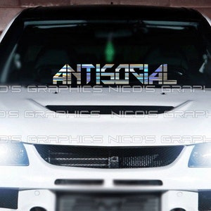 Könnte beinhalten: Ein weißes Auto mit einem silbernen und blauen "ANTISOCIAL" Aufkleber auf der Windschutzscheibe.