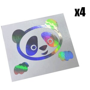 Puede incluir: Un conjunto de cuatro pegatinas de panda arcoíris iridiscentes. Las pegatinas son plateadas con un acabado holográfico arcoíris. Los pandas sonríen y tienen ojos y narices negros.