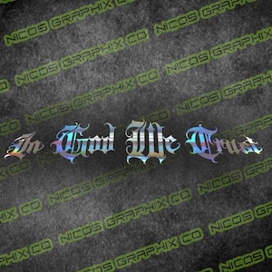Könnte beinhalten: Ein silberner, schimmernder Vinyl-Aufkleber mit den Worten "In God We Trust" in einer stilisierten, altmodischen Schrift.