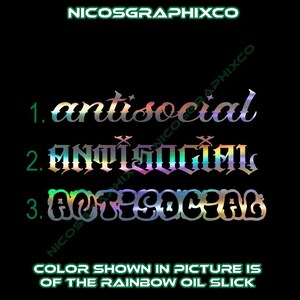 Peut inclure: Fond noir avec le texte "NICOSGRAPHIXCO" en vert en haut. En dessous, trois instances du mot "antisocial" sont affichées dans une couleur arc-en-ciel. Le texte "LA COULEUR INDIQUÉE DANS L'IMAGE EST LE RAINBOW OIL SLICK" est en bas.