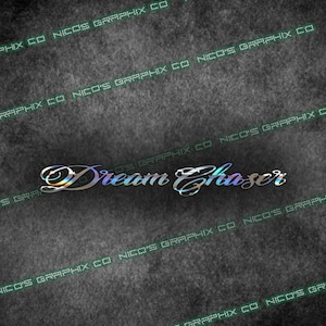 Könnte beinhalten: Ein silberner und schimmernder Vinyl-Aufkleber mit dem Text "Dream Chaser" in einer kursivschrift.