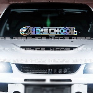 Könnte beinhalten: Ein weißes Auto mit einem silbernen und schillernden Vinyl-Aufkleber, auf dem "OLD SCHOOL" auf der Windschutzscheibe steht.