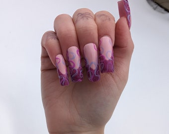 Presse à spirale violette sur les ongles