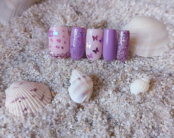Presse mauve clair sur les ongles