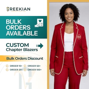 Könnte beinhalten: Ein roter Blazer mit weißer Paspelierung an Revers und Taschen, der auf der linken Brust ein kreisförmiges weißes Logo mit den Buchstaben DST aufweist. Der Blazer wird über einem schlichten weißen Oberteil getragen und mit einer roten Hose kombiniert.
