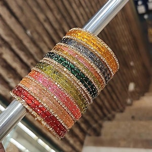 Touchstone Set Di 24 Bracciali Bangle Indiani - Tonalità Oro, Pistacchio Smaltato - Grandi Dimensioni (Diam. 7 Cm)