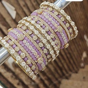 Lila Moti Brud Chooda Set | Handgjorda Kundan Armringar | Indiska Pakistanska Bröllopssmycken | Festliga Kläder