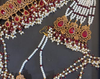 Brautschmuckset in Bordeauxrot und Gold | Vergoldete pakistanische und indische Hochzeitskette, Ohrringe, Tikka Jhoomar, Nasenring