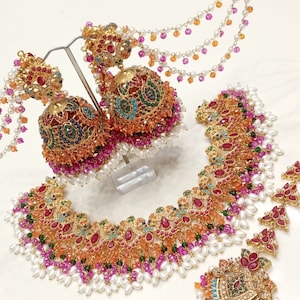 Peut inclure: Un collier en or avec un motif floral multicolore, rehauss&eacute; de perles et de perles color&eacute;es. Des boucles d'oreilles assorties avec un design similaire et une longue cha&icirc;ne perl&eacute;e.
