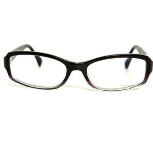 Pode incluir: Óculos retangulares com uma armação roxo-escura que transita para um acabamento transparente e claro na parte inferior das lentes. As hastes são roxo-escuras e a ponte conecta as duas lentes em um design suave e contínuo.