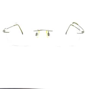 以下が含まれることがあります： 細いシルバーカラーのメタルフレームとクリアレンズを備えたリムレスメガネ。テンプルは湾曲したデザインで、小さなネジでレンズに取り付けられています。ノーズパッドは黄色です。メガネは白い背景に表示されています。