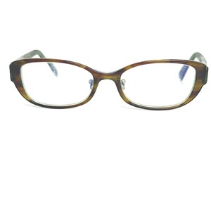 Pode incluir: Óculos castanhos e verdes com armação retangular e padrão tartaruga. Os óculos têm lentes transparentes e almofadas nasais prateadas. As hastes são de um tom verde mais escuro.
