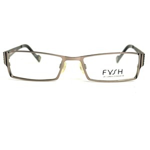 Pode incluir: Óculos retangulares com armação metálica em cinza chumbo. As lentes são transparentes e a lente direita apresenta o texto impresso em preto FYSH UK | URBAN EYEWEAR. A armação inclui hastes finas e almofadas de nariz ajustáveis.