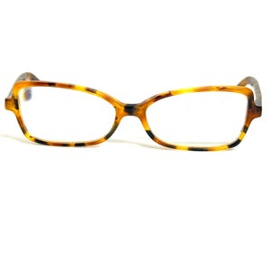 Pode incluir: Um par de óculos com uma armação retangular clássica com um padrão de tartaruga em tons de castanho e preto. Os óculos têm lentes transparentes e hastes finas e curvas que se estendem a partir dos cantos exteriores da armação.