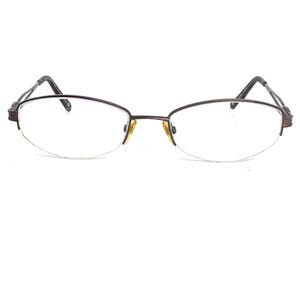 Op de afbeelding: Een bril met een bruin metalen montuur en heldere glazen. De bril heeft een half-rand ontwerp, waarbij het montuur langs de boven- en zijkanten van de glazen loopt. De veren zijn donkerbruin en schuin.