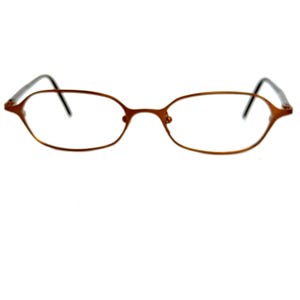 Pode incluir: Óculos ovais com uma armação fina de metal cor de cobre. As lentes são transparentes e as hastes são escuras. Os óculos têm um design clássico e minimalista.
