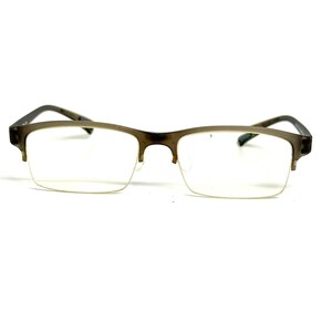 Peut inclure: Lunettes semi-cerclées dotées d'une monture rectangulaire en plastique gris-brun translucide. La partie supérieure des verres est entourée par la monture, tandis que les bords inférieurs sont sans monture, maintenus par des éléments métalliques.